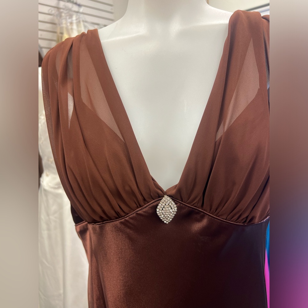 Beautiful Gown - Picture 2 of 9